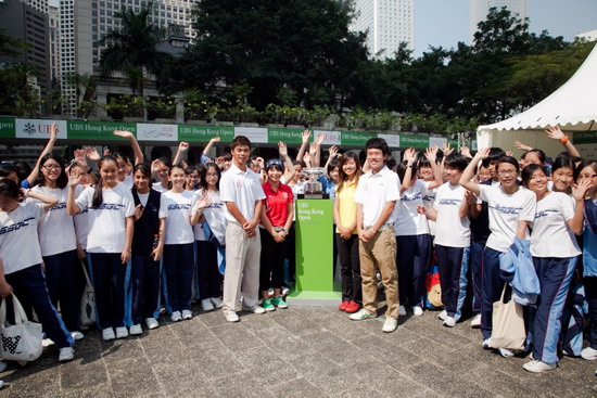 與瑞銀香港高爾夫球公然賽獎杯合照