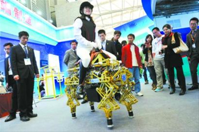 上海交大研发的机器人小象能驮成人小步行走
