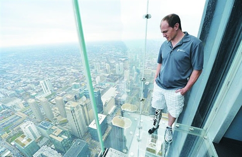意念腿登上西半球最高大厦(图)