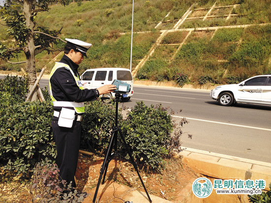 交警对过往车辆测速 记者 黄朝红/摄