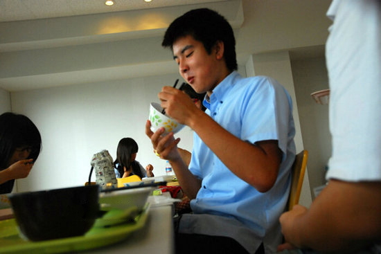 日本中学生午餐吃什么?(组图)