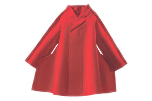 今年，Comme des Garcons的红色毛毡大衣穿上身后会显得更宽大。