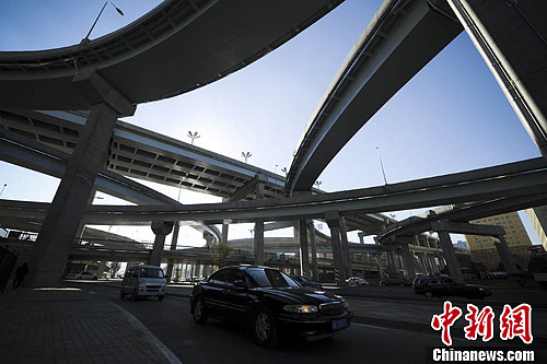 乌鲁木齐建五层立交桥缓解城市交通压力(组图)