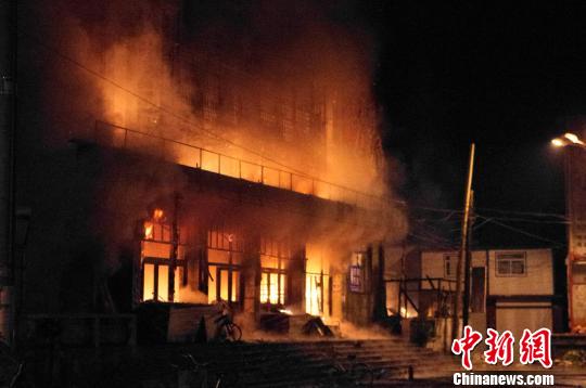 6日晚，山西和顺县城广场，一处年久失修的电影院被大火焚毁。张兰竹摄