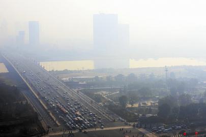 昨日,太原市上空被一层浓浓的雾霾笼罩.