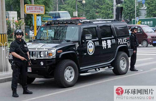 北京特警驾悍马街头巡逻