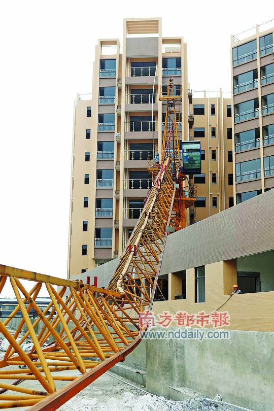50米高的塔吊倒了 砸死38岁女工(图)