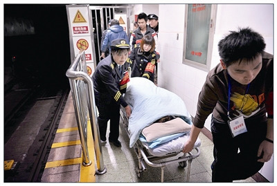 孕妇地铁内早产众人联手施救 事发雍和宫地铁站