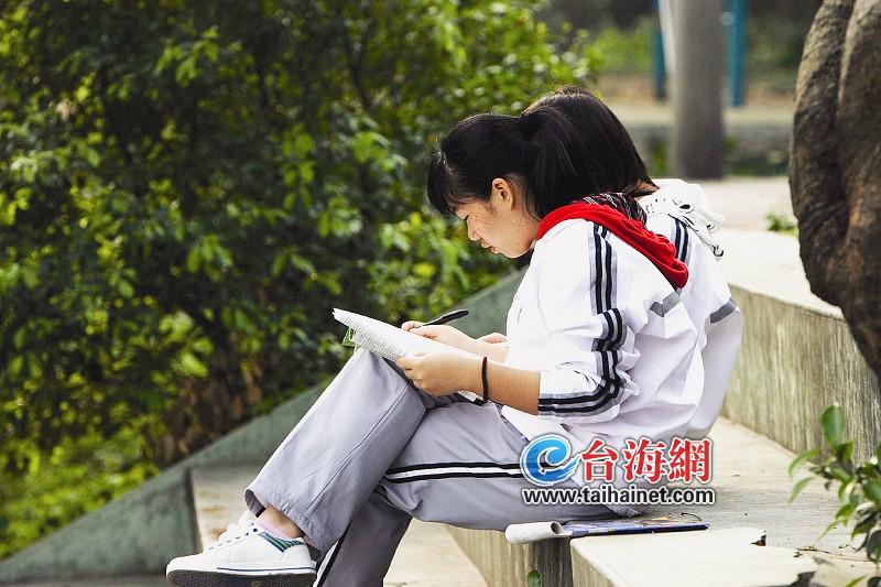 漳州一中学生在校园看书(资料图)