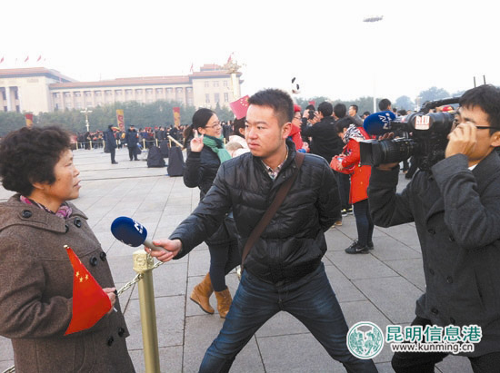 记者节见证十八大:做好新闻报道就是过节(组图