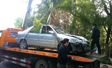 事故现场，轿车已被吊上拖车。