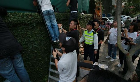众媒体爬墙头直播晶刚婚礼 警察在旁维持秩序