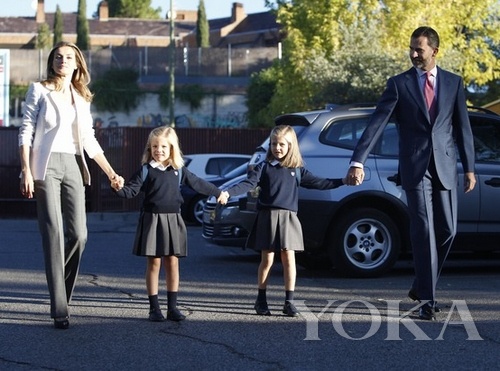 西班牙小公主在王储夫妇的陪伴下上学