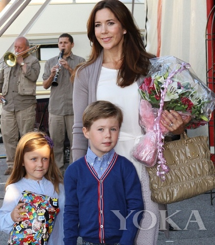 丹麦玛丽王妃和孩子们观看马戏表演