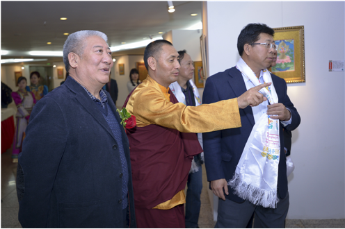 右一:藏学研究中心副总干事洛桑灵智多杰 中:唐卡画师果洛