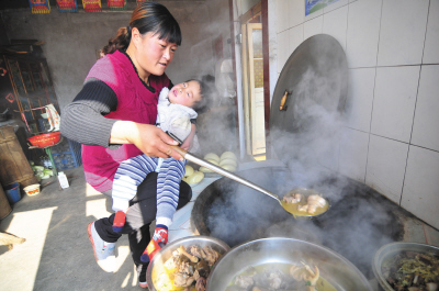 一手抱娃娃一手做饭抱娃妈妈成网络热词