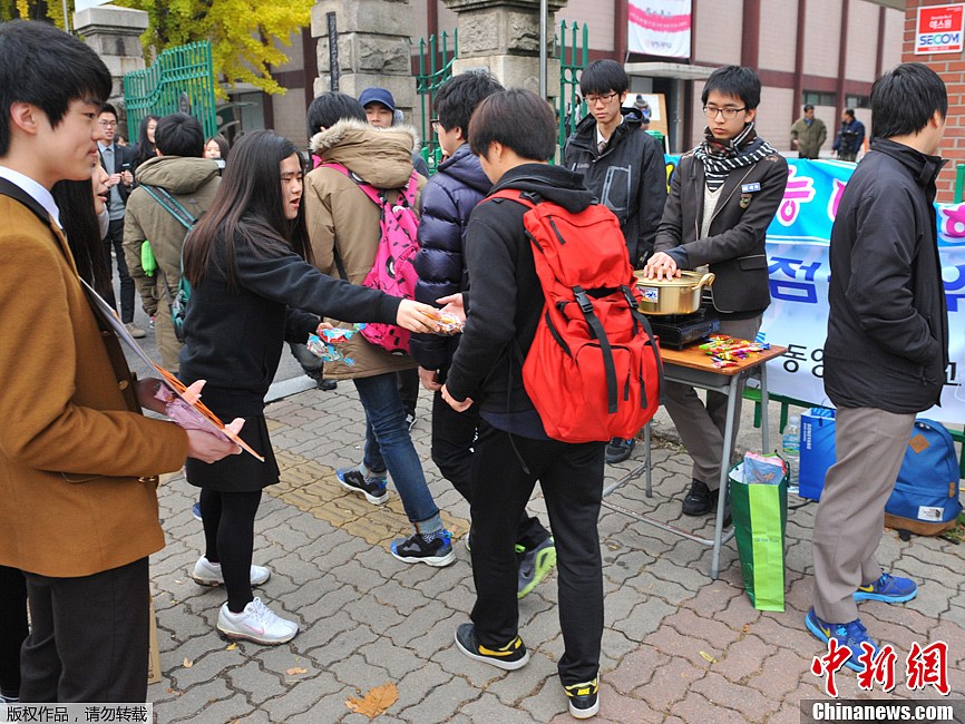 当地时间11月8日，韩国高考在全国1191个考场举行，韩国民众纷纷为考生加油打气。据悉，今年韩国参加高考应试人数达到66.8522万人。图为韩国高中生为参加高考的前辈加油。