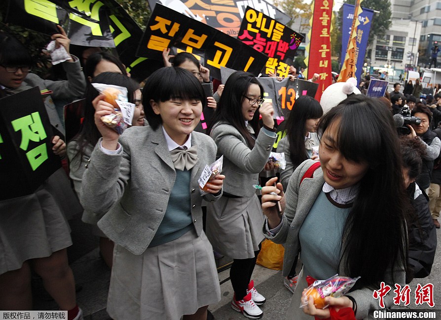 当地时间11月8日，韩国高考在全国1191个考场举行，韩国民众纷纷为考生加油打气。据悉，今年韩国参加高考应试人数达到66.8522万人。图为韩国高中生为参加高考的前辈加油。