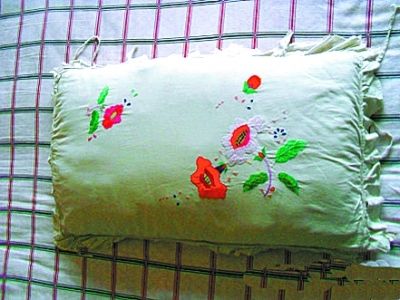 网友晒老母亲的“国民枕头”：自己绣花枕了55年