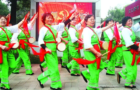 社区欢舞喜迎十八大 宏伟蓝图让居民欢欣鼓舞