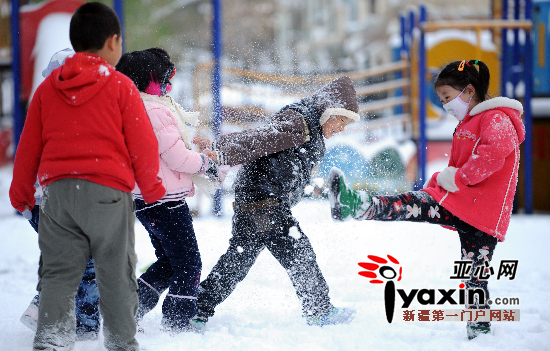 乌鲁木齐市/乌市红庙子社区内的小朋友在雪后的公园里玩雪。