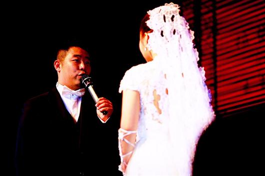 楚天都市报讯 图为:为自己主持婚礼的苏毅向新娘表白