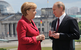 德国总理默克尔左与俄总统普京