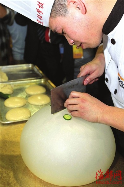 山西面点大师在薄如纸张的面球上切黄瓜,展现刀功