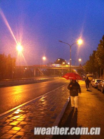10日早晨6时左右，北京海淀小雨持续。（刘�B摄）