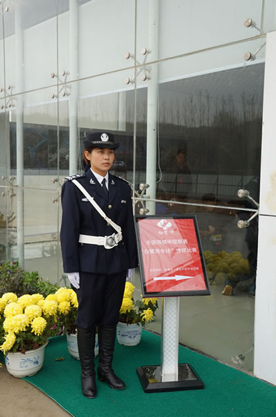 图文:围甲第19轮山东对上海 英姿飒爽的女保安