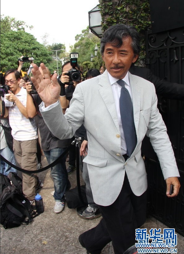 林子祥一身银色西装帅气现身