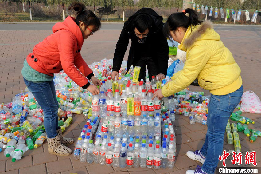 吉林高校学生举办环保漂流瓶活动 光棍节里送
