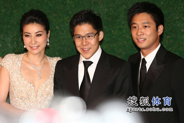 图文:郭晶晶霍启刚会面媒体 新娘新郎伴郎
