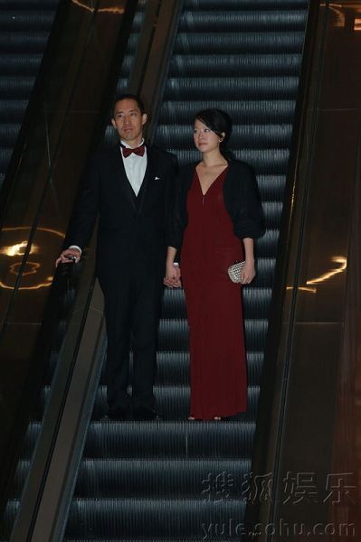 图文:郭晶晶霍启刚香港婚宴 嘉宾乘滚梯下楼