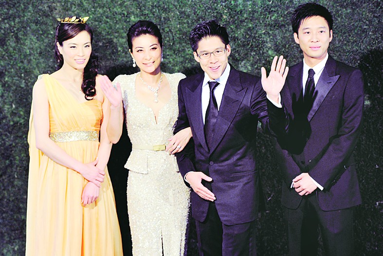 新人郭晶晶(左二),霍启刚(右二)与伴娘吴敏霞(左一),伴郎霍启山在婚宴