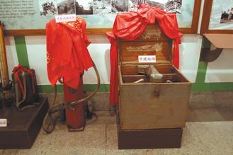 林清治捐赠日式手拉式灭火器（左）及手提地磅（右）给竹东林业展示馆。台湾《联合报》