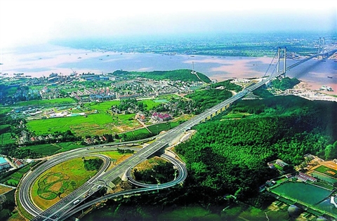 2   扬中是长江中的一个长岛,岛的北面是泰兴口岸,南靠镇江市郊的