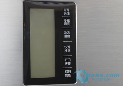 操作面板方面，三星BCD-285WNMVS冰箱设有大屏幕LCD显示屏，可以分别显示冷藏室和冷冻室的温度，单独的速冻功能很强大，而且还有软关闭电源和假日功能，人性化十足。