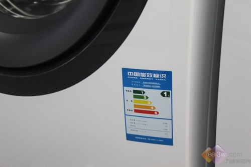 松下大視窗全系列滾筒洗衣機在耗電量、用水量的能效等級上均為國度1級。智能不均衡檢知：在脫水時，主動感知洗濯物的均衡形態后停止檢測，確保脫水發動時顛簸提速，避免樂音發生。