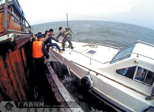 越南渔船在防城港海域遇险 海警施救三船员脱险(组图)