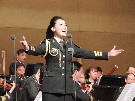 总政歌舞团著名青年演员谭晶在中关村金秋演出季演唱《祖国万岁》.