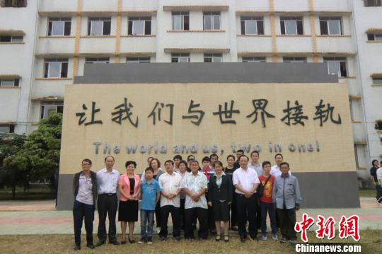 霹雳州曼绒广西会馆访问团参观考察容县杨梅中学