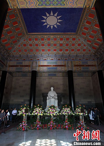 纪念孙中山诞辰146周年 民众拜谒南京中山陵