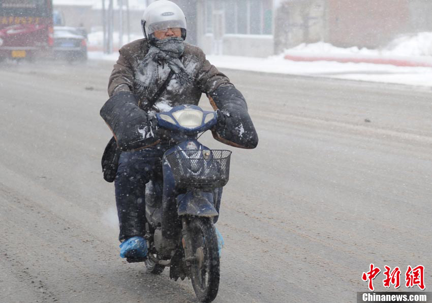 长春持续降雪十几小时未停 路面积雪渐深(组图)