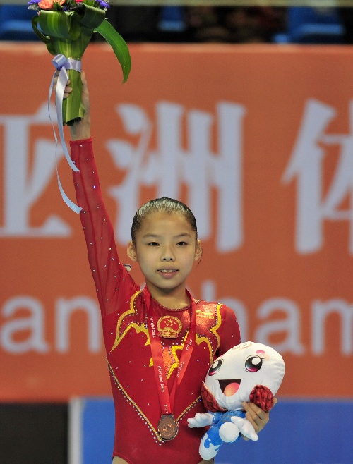 图文:2012体操亚锦赛赛况 商春松在颁奖式上