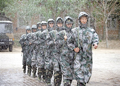 以汉麻为原料制成的军用防水透湿雨衣