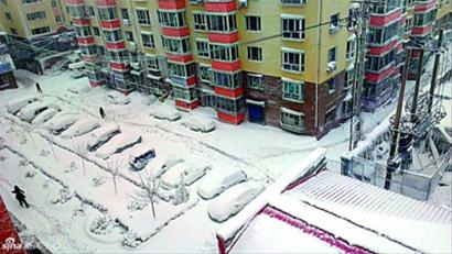 黑龙江鹤岗市遭罕见暴雪,市民出行,交通受阻.