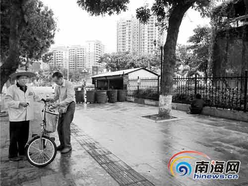 骑单车的老人送完早餐后要走，清洁工忙拉住他，两人似曾相识；流浪汉在吃爱心早餐。