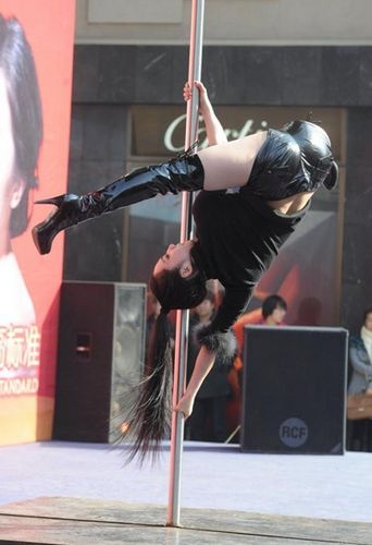 美女舞钢管街头秀市民舞技围观险挤倒美女(图被吸护栏干图片