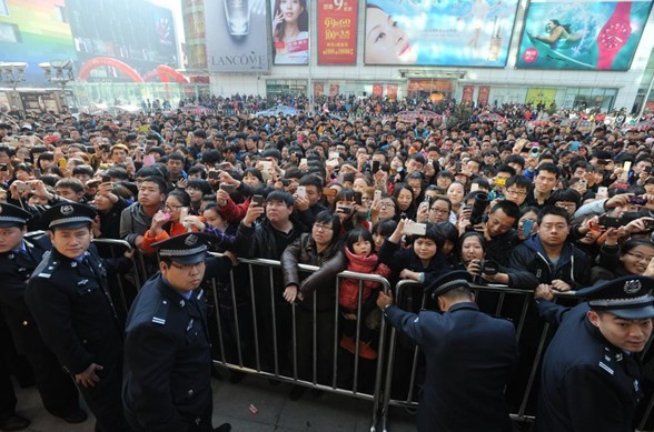 舞技舞市民街头秀美女钢管围观险挤倒画家(图美女四川护栏图片